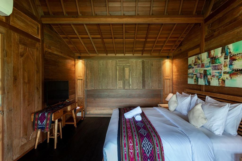 Letto o letti in una camera di Kubu Sakian Villa and Restaurant Sidemen