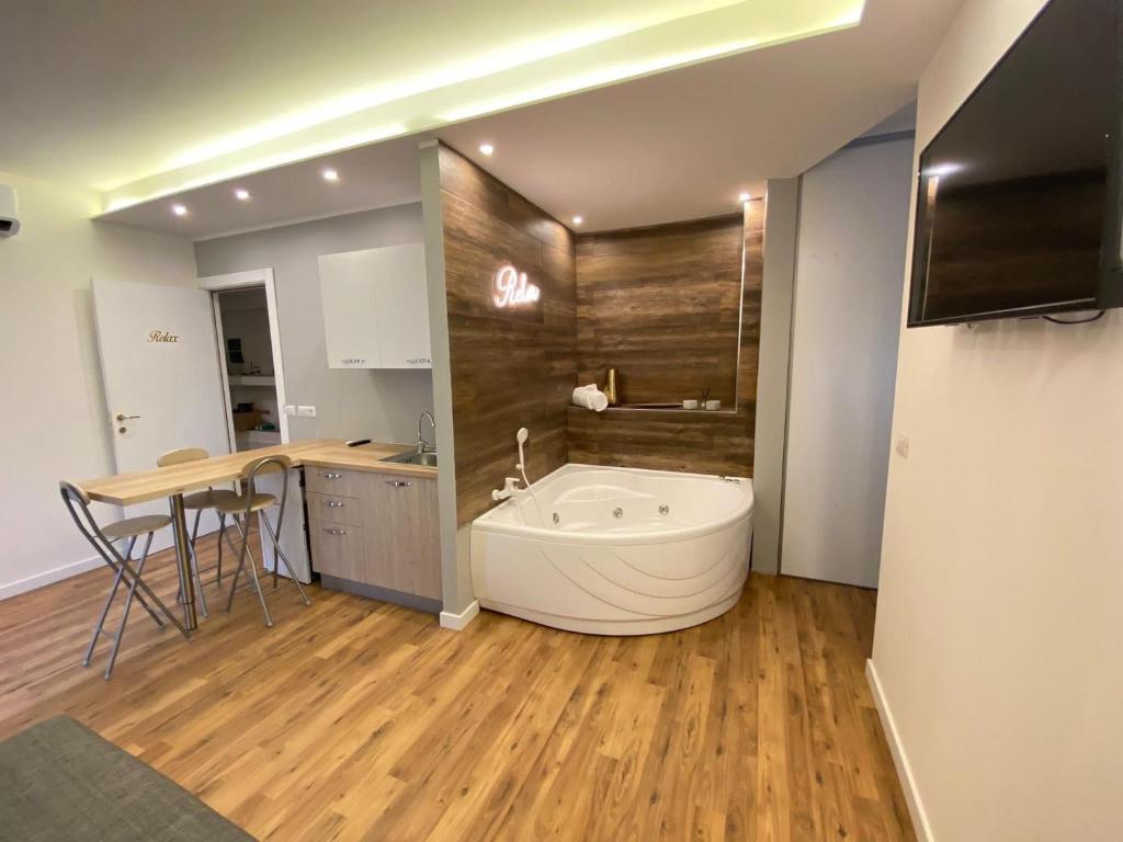 łazienka z wanną, umywalką i stołem w obiekcie b&b Stadium room & suite w mieście Crotone