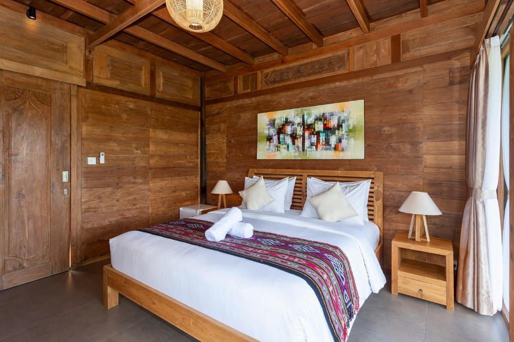 Letto o letti in una camera di Kubu Sakian Villa and Restaurant Sidemen