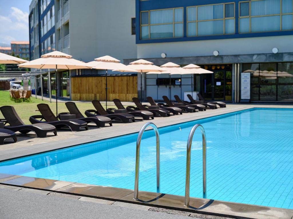 Bazén v ubytování Shin Shin Hotel Jeju City nebo v jeho okolí