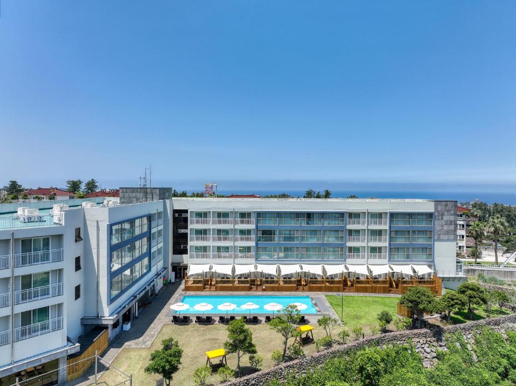 Bazén v ubytování Shin Shin Hotel Jeju City nebo v jeho okolí