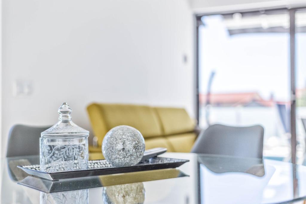 Posedenie v ubytovaní Villa Aliara Jacuzzi Apartment