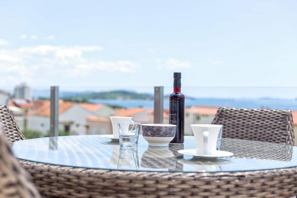 Nápoje v ubytovaní Villa Aliara Jacuzzi Apartment