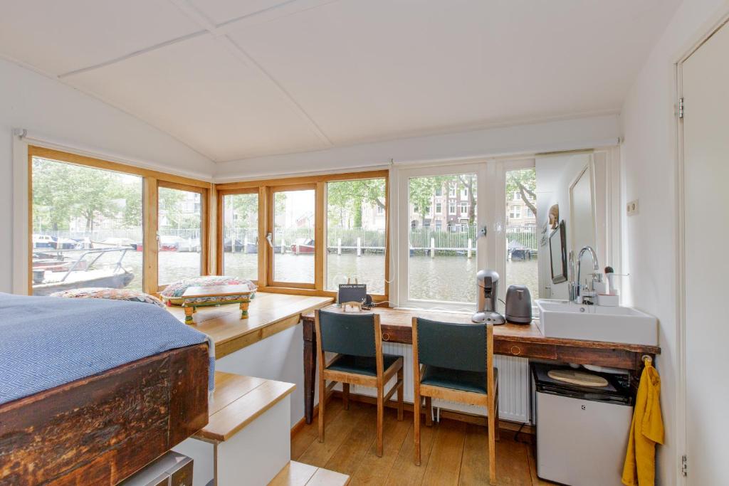 The Amsterdam Houseboat Family - de Jordaan