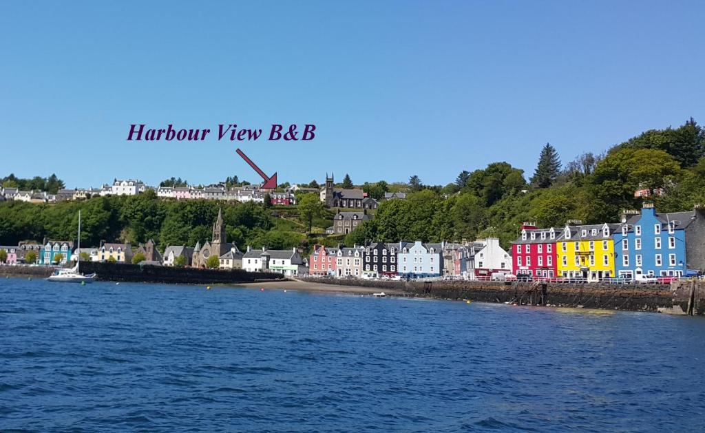 uma vista para uma cidade com uma praia e edifícios em Harbour view em Tobermory