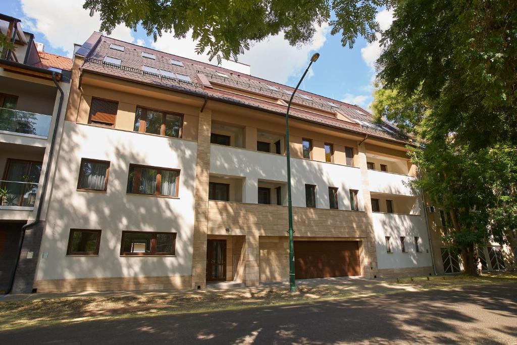 apartamentowiec z oświetleniem ulicznym przed nim w obiekcie SUNLIGHT Blue - Szeged w Segedynie
