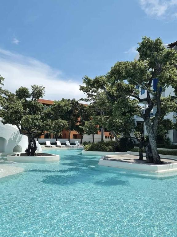 Bazén v ubytování Chelona Beachfront Huahin nebo v jeho okolí