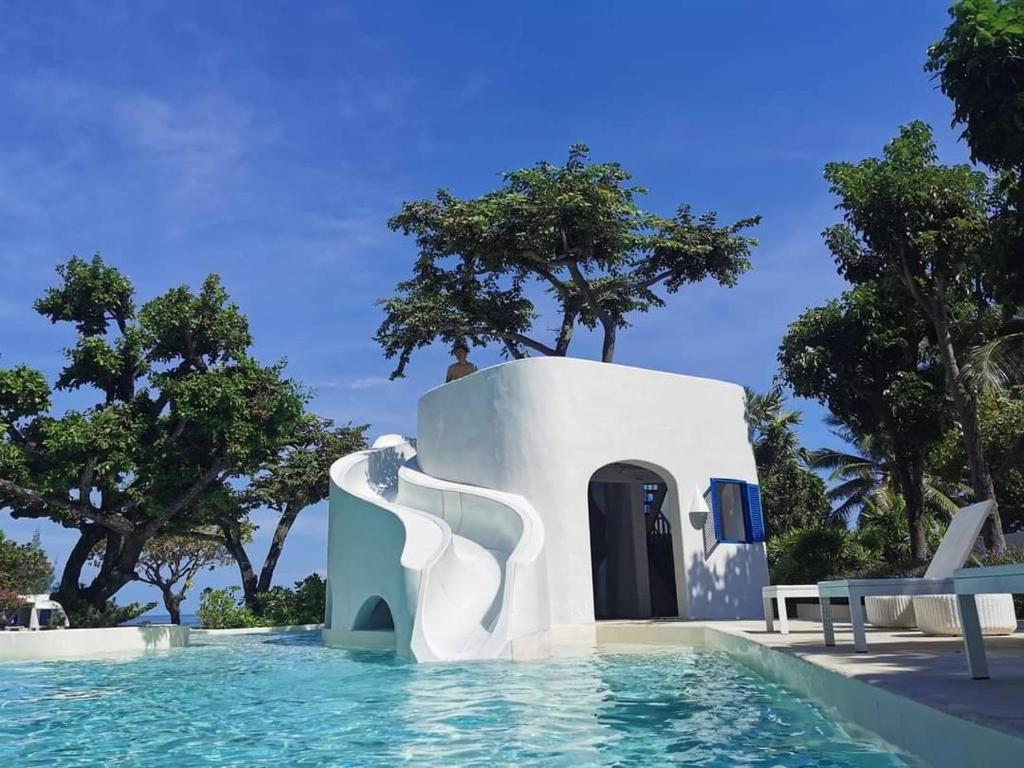 Bazén v ubytování Chelona Beachfront Huahin nebo v jeho okolí