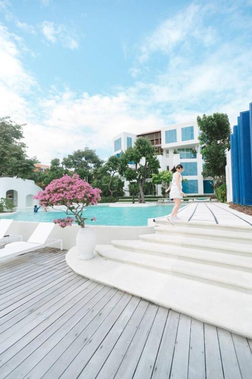 Bazén v ubytování Chelona Beachfront Huahin nebo v jeho okolí