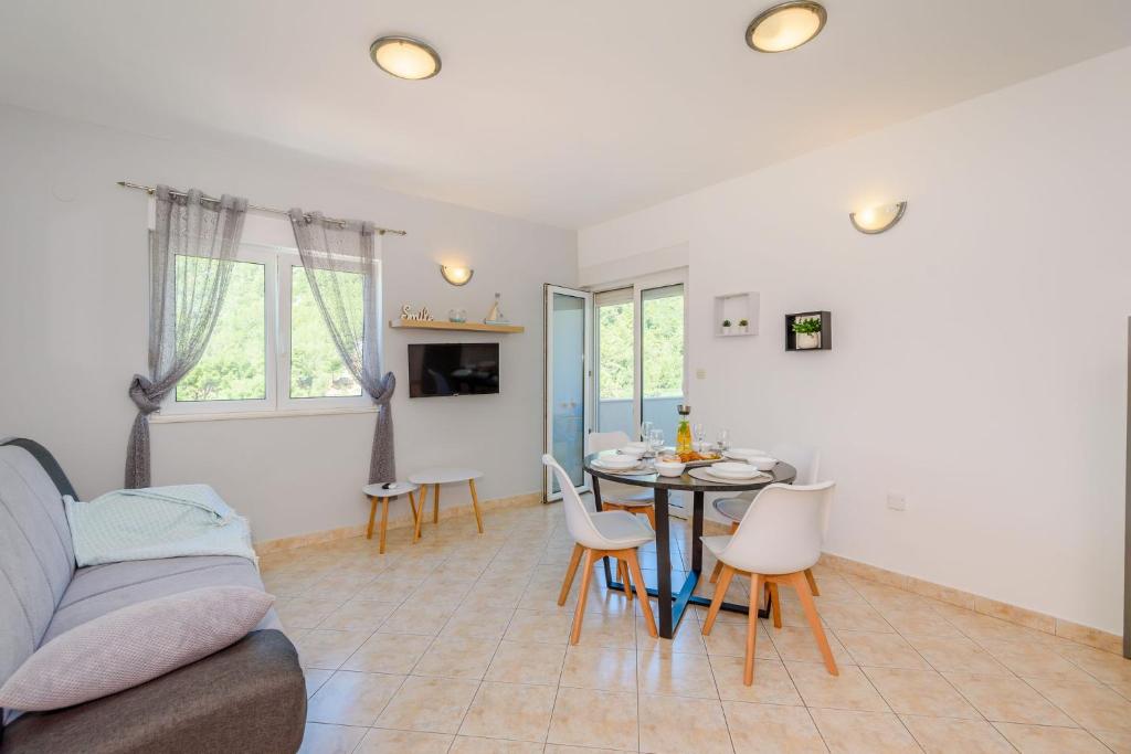 Televízia a/alebo spoločenská miestnosť v ubytovaní Apartments Bjelis
