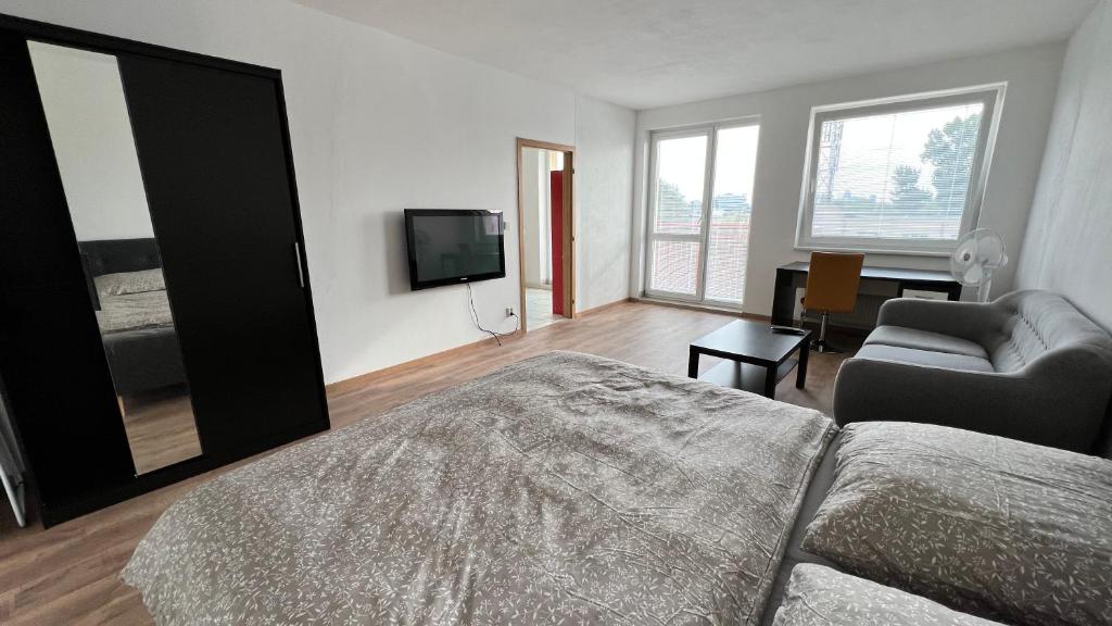 1 room Apartment with balcony, Dolezalova street - Apartamento De Una Habitación