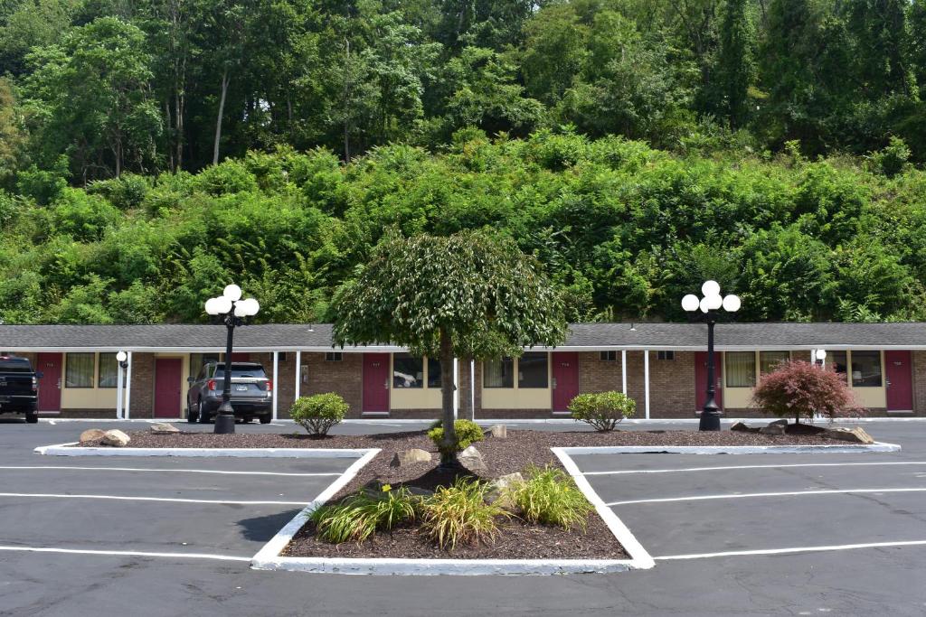 a parking lot in front of a motel at South Hills Motel in Pittsburgh