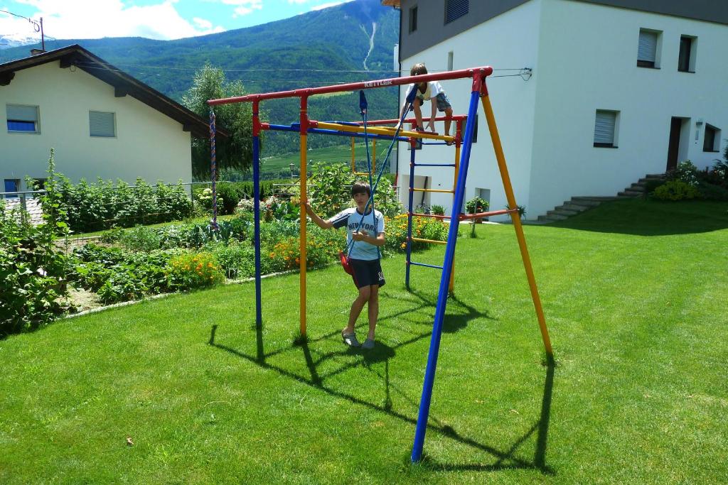 Plac zabaw dla dzieci w obiekcie Waalhof Ferienwohnung Mohnblume