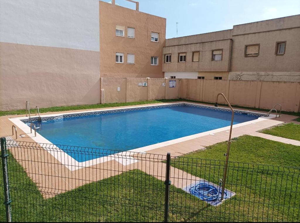Bazén v ubytování Duplex céntrico con piscina a 100m de la playa. nebo v jeho okolí
