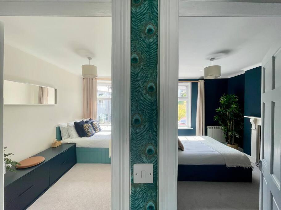 een slaapkamer met twee bedden met blauw en wit bij 3-Bed Luxe Truro Townhouse Gem. Escape in Style! in Truro