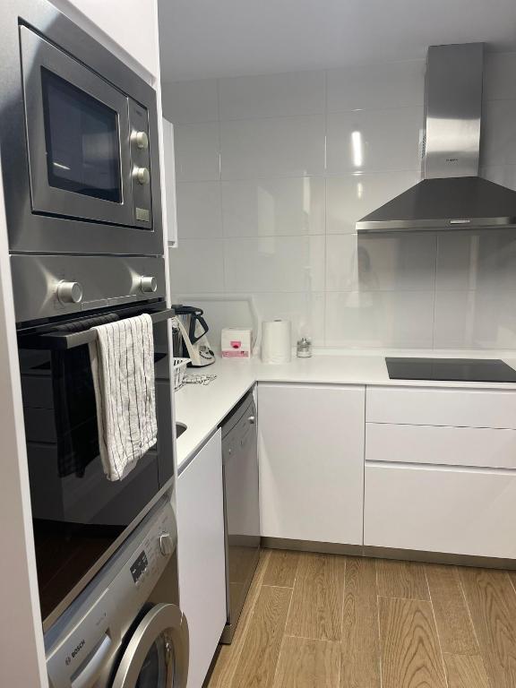Kuchyňa alebo kuchynka v ubytovaní Apartamento con piscina en el Paseo Cruz del Mar