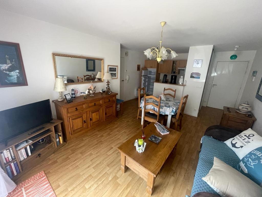 a living room with a couch and a table at Appartement à Belz proche de la mer in Belz