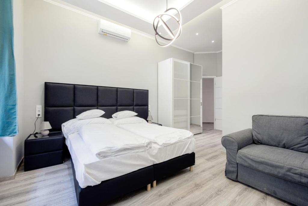 Postel nebo postele na pokoji v ubytování A Golden Star Modern Luxury Apartments and Rooms Budapest