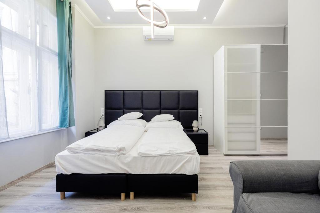 Postel nebo postele na pokoji v ubytování A Golden Star Modern Luxury Apartments and Rooms Budapest