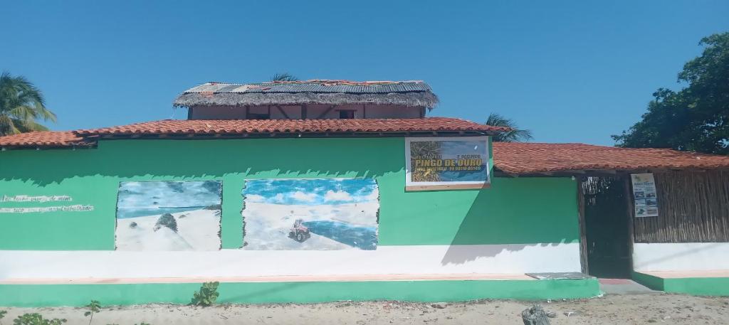 a building with a mural on the side of it at HOSPEDARIA pingo d ouro Cunca in Atins