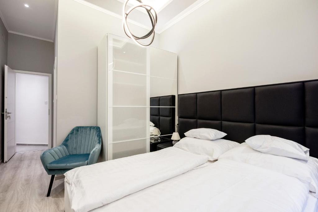 Postel nebo postele na pokoji v ubytování A Golden Star Modern Luxury Apartments and Rooms Budapest