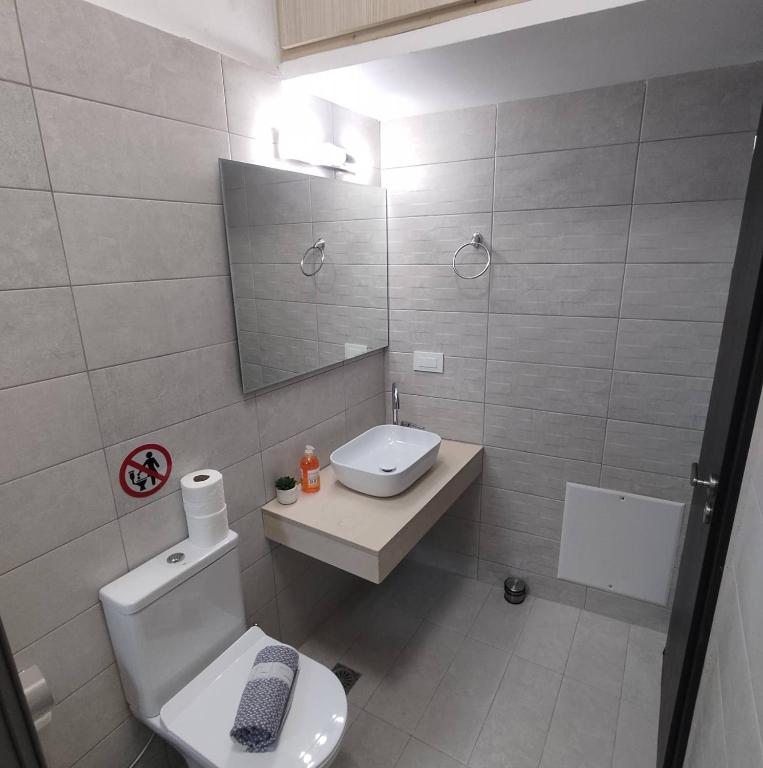Kúpeľňa v ubytovaní PETMEZA APARTMENT 1 Aigio City F