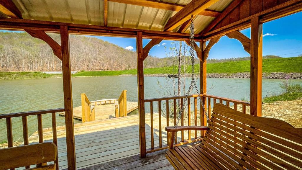Newly Renovated - Pinecone Lodge with Private Lake