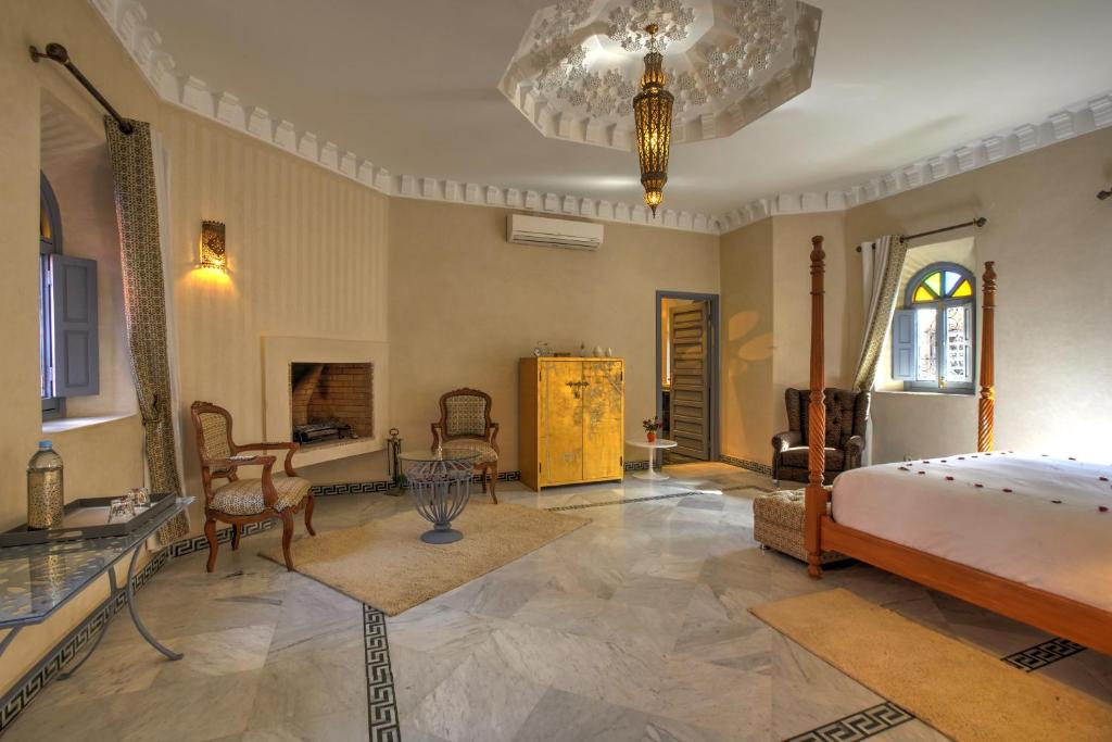a bedroom with a bed and a chandelier at Ksar Anika Boutique Hotel & Spa in Marrakech