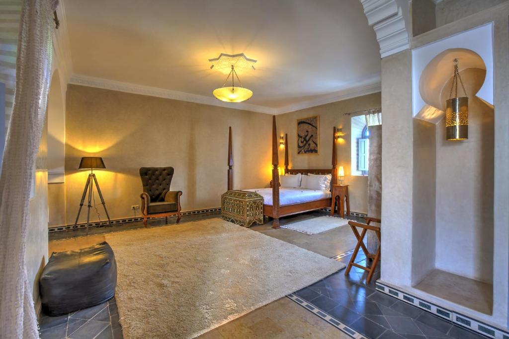 a room with a bedroom with a bed and a lamp at Ksar Anika Boutique Hotel & Spa in Marrakech