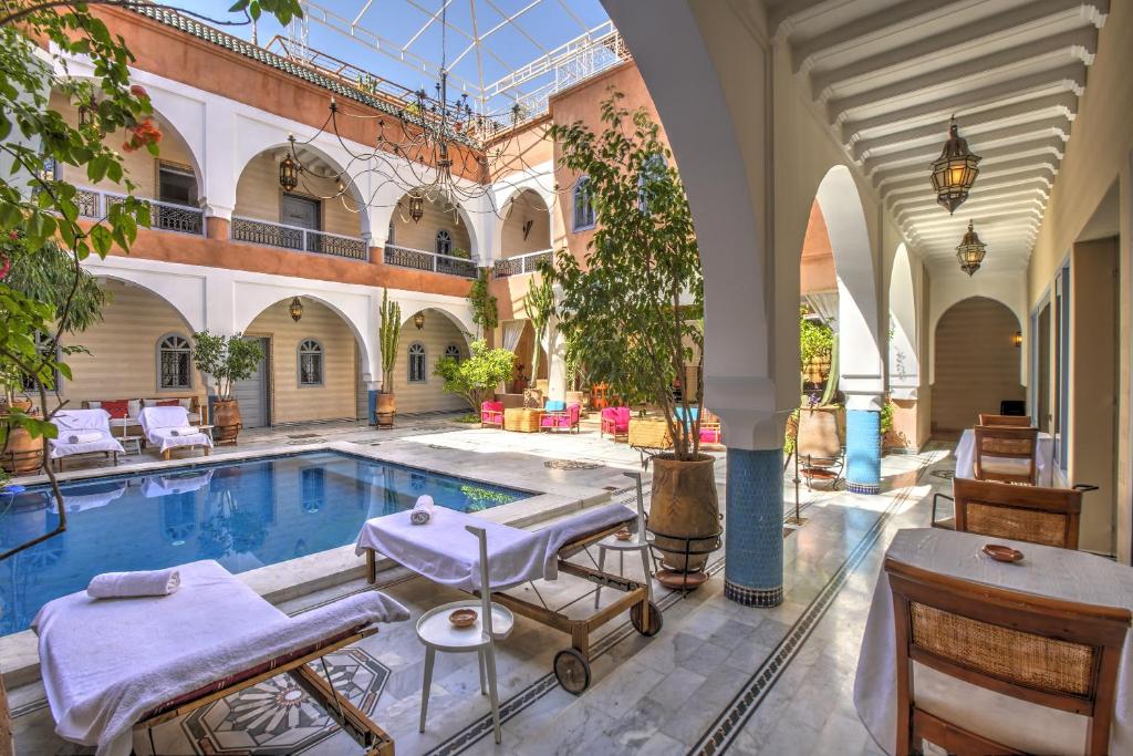 uma piscina interior com uma mesa de massagem num edifício em Ksar Anika Boutique Hotel & Spa em Marraquexe