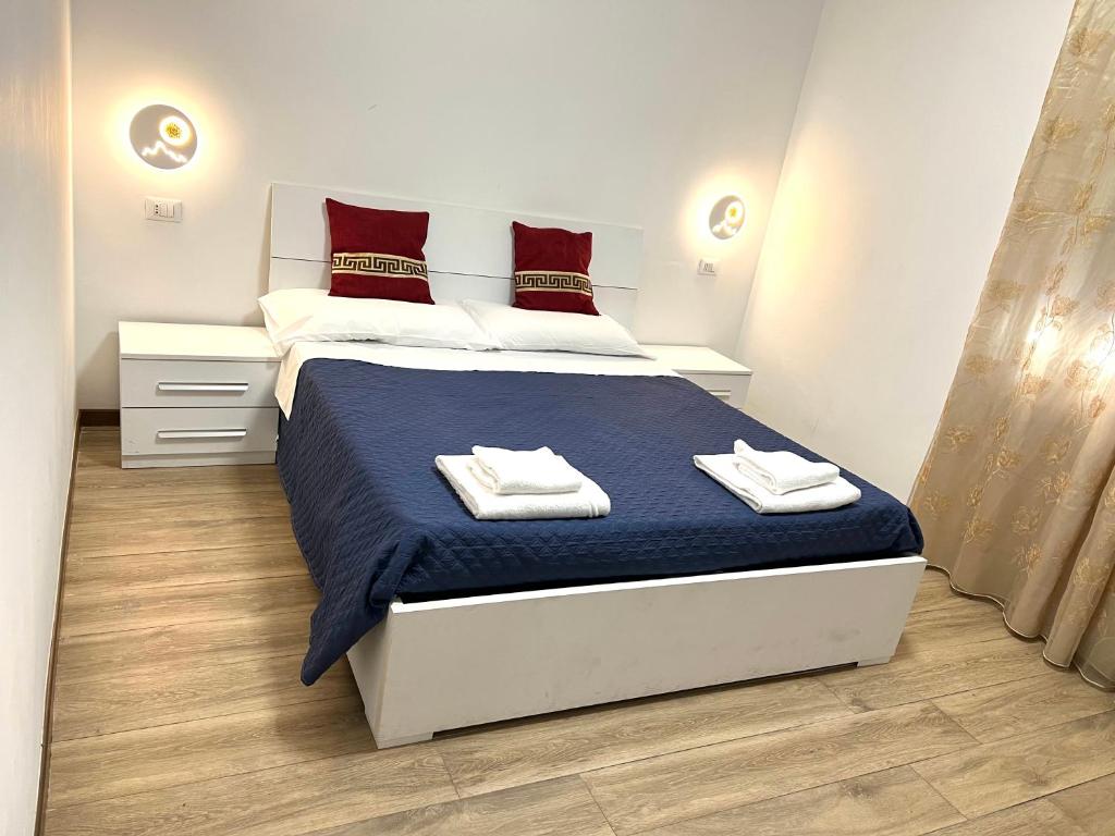 1 dormitorio con 1 cama grande y toallas. en Nuova fiera camera, en Verona