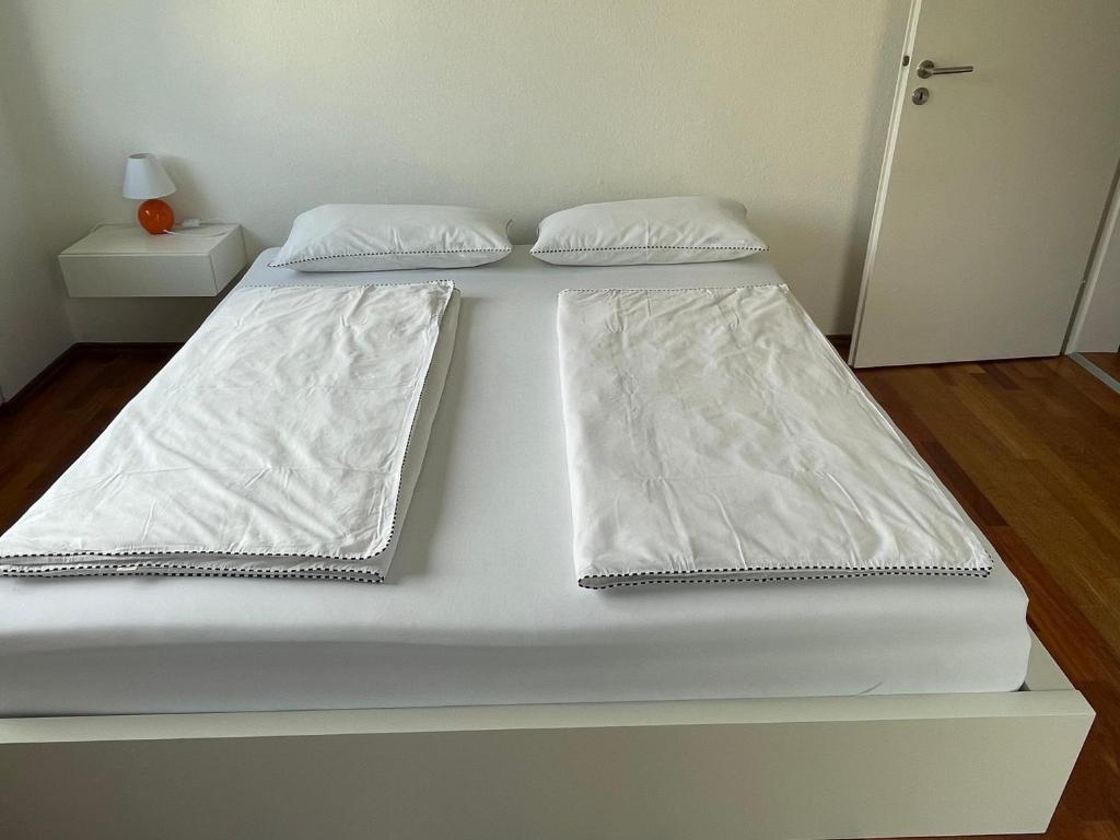 dos camas sentadas una encima de la otra en una habitación en Skyblue, en Friedrichshafen
