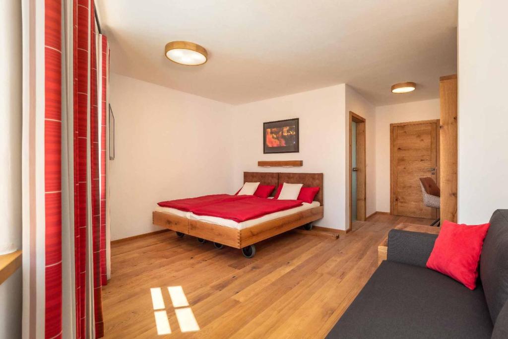 Postel nebo postele na pokoji v ubytování Hotel Garni zum Schwan