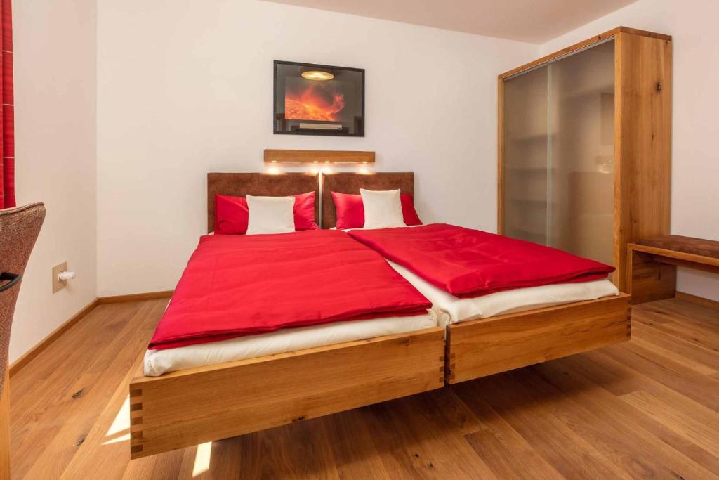 Postel nebo postele na pokoji v ubytování Hotel Garni zum Schwan
