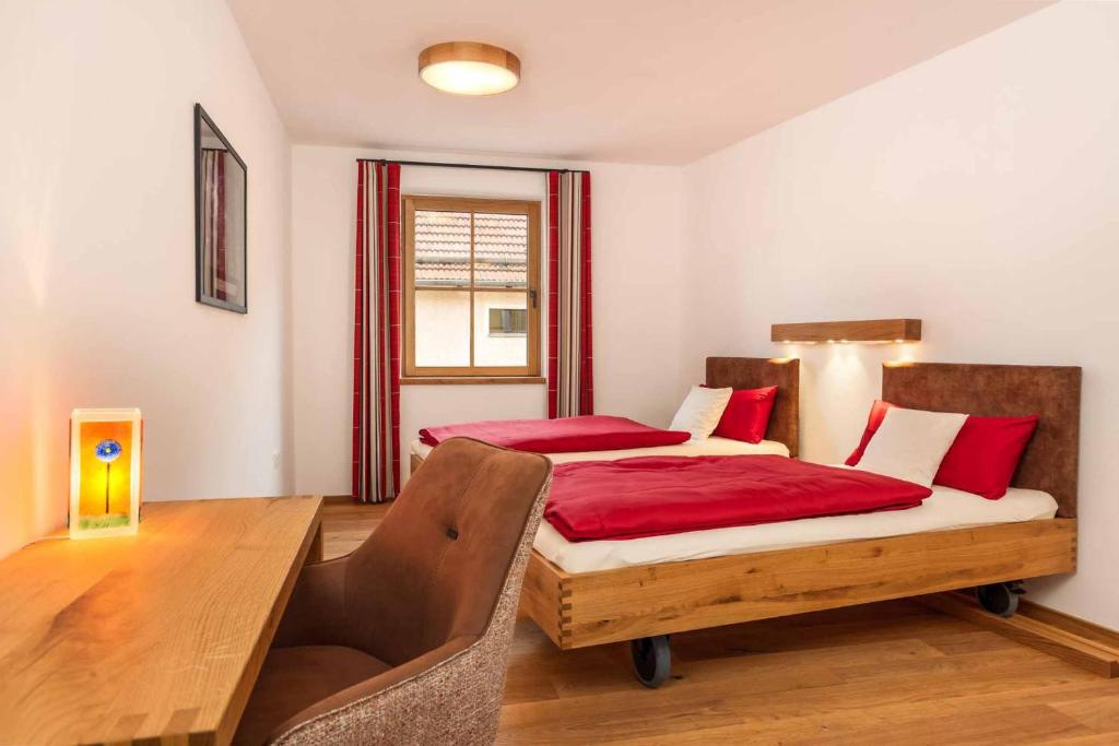 Postel nebo postele na pokoji v ubytování Hotel Garni zum Schwan
