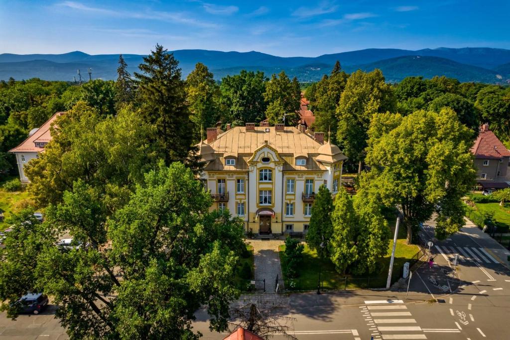 耶萊尼亞古拉的住宿－貝拉酒店，享有树木繁茂的大房子的空中景色