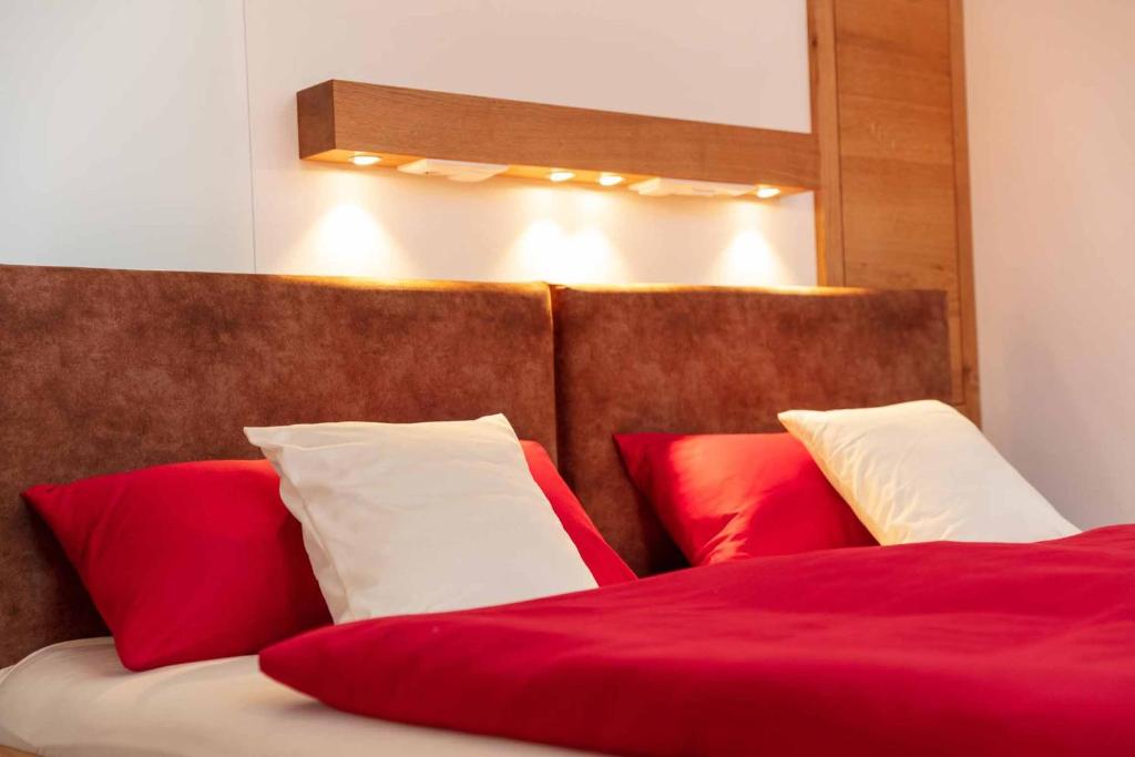 Postel nebo postele na pokoji v ubytování Hotel Garni zum Schwan