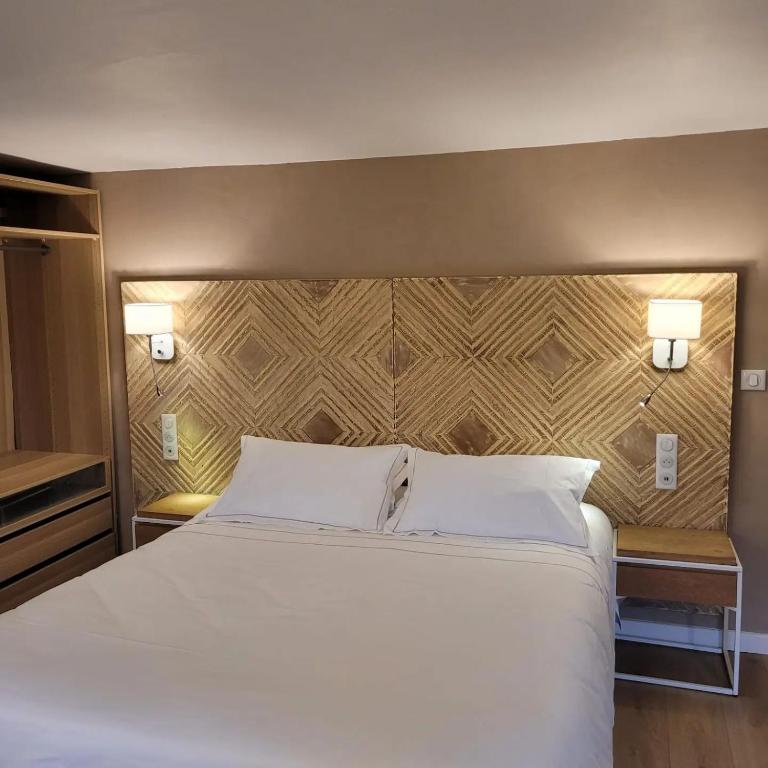 Postel nebo postele na pokoji v ubytování Hôtel Restaurant Le Lachens