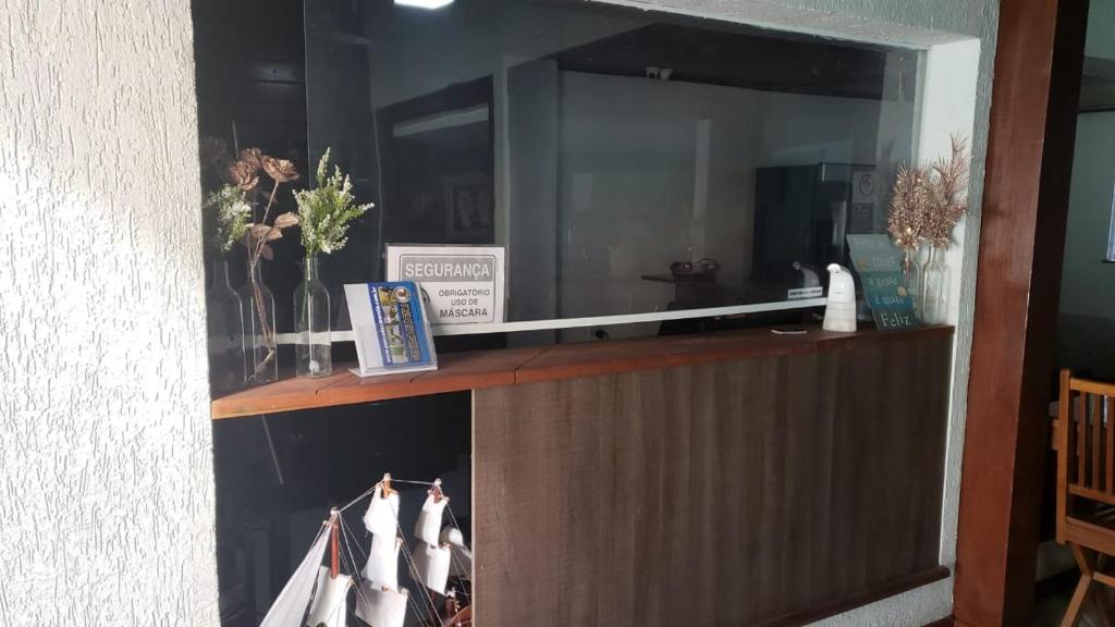 a counter in a room with a mirror at Pousada Caravela in Arraial do Cabo