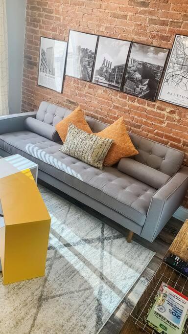 Posezení v ubytování Cozy Modern Apt in the Heart of Fells Point!