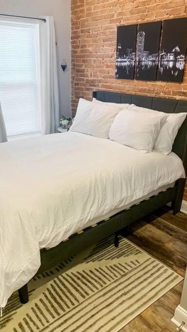 Postel nebo postele na pokoji v ubytování Cozy Modern Apt in the Heart of Fells Point!