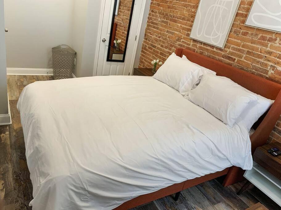 Postel nebo postele na pokoji v ubytování Cozy Modern Apt in the Heart of Fells Point!