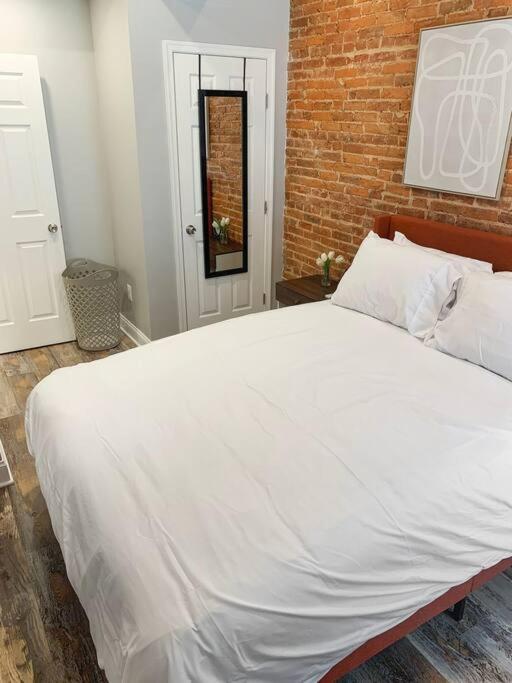 Postel nebo postele na pokoji v ubytování Cozy Modern Apt in the Heart of Fells Point!