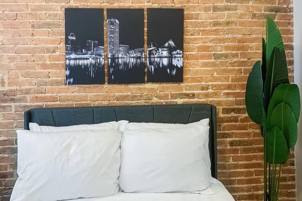 Postel nebo postele na pokoji v ubytování Cozy Modern Apt in the Heart of Fells Point!