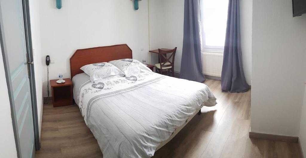 Postel nebo postele na pokoji v ubytování Hôtel Restaurant Le Lachens