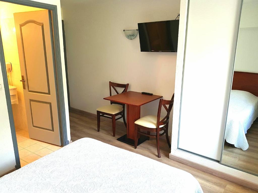 Postel nebo postele na pokoji v ubytování Hôtel Restaurant Le Lachens