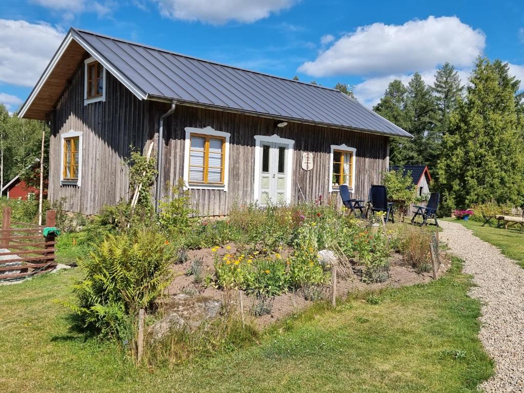 ein Haus mit Garten davor in der Unterkunft Café Soldattorpet in Vislanda