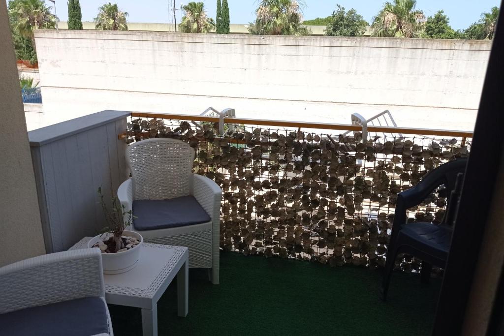 un balcone con sedie e una parete con recinzione di Casa vacanza Sofy a Brindisi