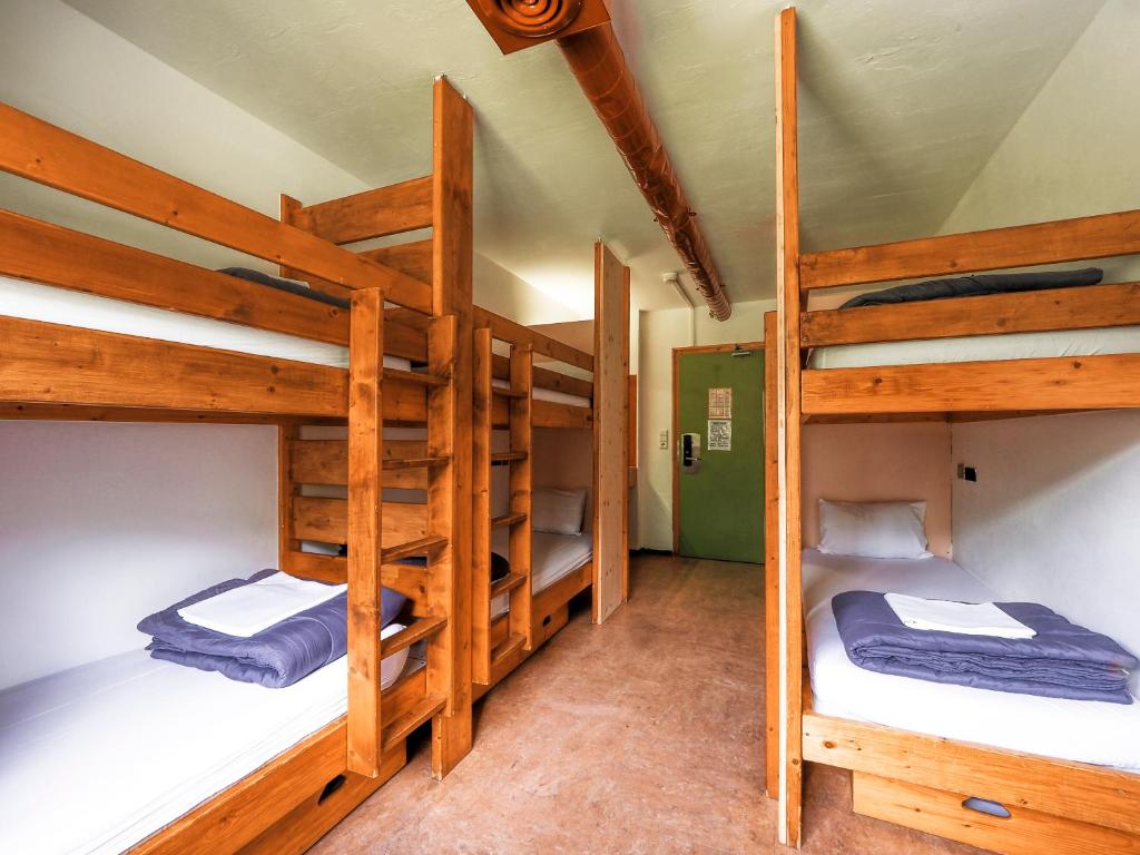 Postel nebo postele na pokoji v ubytování Auberge de Jeunesse HI Chamonix
