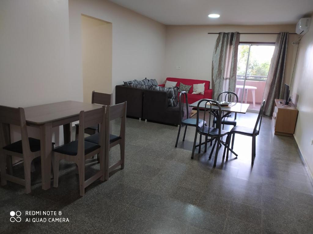 sala de estar con mesa, sillas y sofá en Amplio y cómodo apartamento con bella vista en pleno centro, en Ciudad del Este